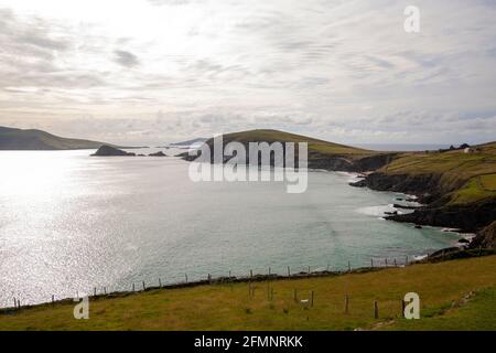 Vue sur Dunmore Head et sur la plage de Coumeenoole Péninsule de Dingle en Irlande Banque D'Images