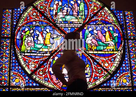 Un membre du personnel du British Museum de Londres regarde toute une fenêtre de vitraux vieille de 800 ans prêtant de la cathédrale de Canterbury au musée pour un nouveau « Thomas Becket: Le meurtre et la réalisation d'une exposition saint' qui se déroule du 20 mai au 22 août 2021, alors que le musée se prépare pour le public avant d'assouplir davantage les restrictions de confinement en Angleterre. Date de la photo: Mardi 11 mai 2021. Banque D'Images