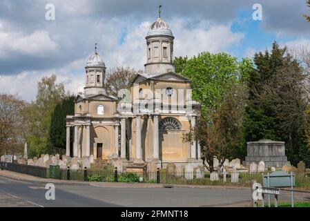 Tours Mistley, vue sur les deux tours conçues par Robert Adam datant de 1776, autrefois partie d'une grande église, Mistley, Essex, Angleterre, Royaume-Uni Banque D'Images