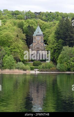 Berg, Allemagne. 11 mai 2021. La chapelle votive avec la croix commémorative du roi Ludwig II se dresse à Berg sur le lac Starnberg, dans la forêt dense. Chaque année, un service commémoratif se tient ici le dimanche après le 13 juin, date anniversaire de la mort du roi Ludwig II Credit: Ursula Düren/dpa/Alay Live News Banque D'Images