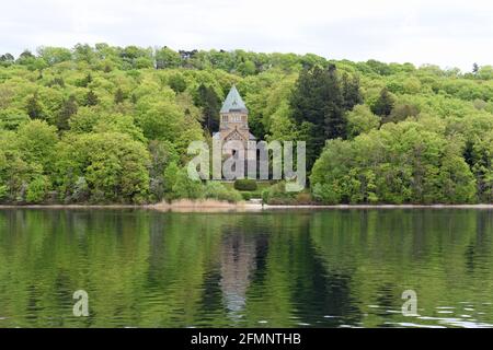 Berg, Allemagne. 11 mai 2021. La chapelle votive avec la croix commémorative du roi Ludwig II se dresse à Berg sur le lac Starnberg, dans la forêt dense. Chaque année, un service commémoratif se tient ici le dimanche après le 13 juin, date anniversaire de la mort du roi Ludwig II Credit: Ursula Düren/dpa/Alay Live News Banque D'Images