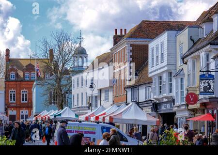 Place du marché derrière le Guildhall le jour du marché à Faversham, Kent, Angleterre, Royaume-Uni Banque D'Images