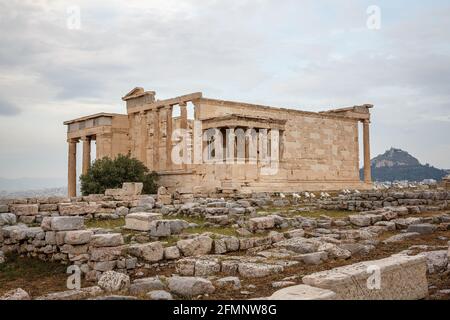 Bâtiment avec des figures de caryatides porche de l'Erechtheion sur le Parthénon sur la colline de l'Acropole, Athènes, Grèce. Banque D'Images