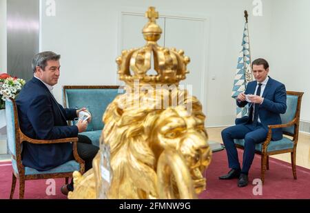 Munich, Allemagne. 11 mai 2021. Markus Söder (l, CSU), Premier ministre de Bavière, reçoit Sebastian Kurz, chancelier autrichien, à la Chancellerie d'État bavaroise. Credit: Peter Kneffel/dpa-Pool/dpa/Alay Live News Banque D'Images