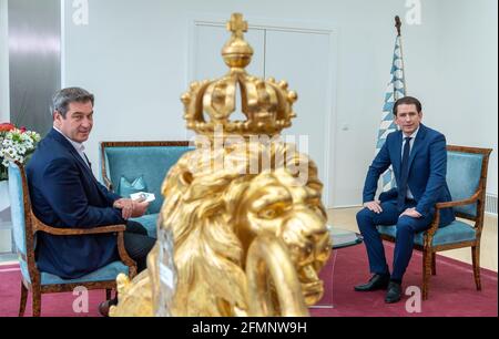 Munich, Allemagne. 11 mai 2021. Markus Söder (l, CSU), Premier ministre de Bavière, reçoit Sebastian Kurz, chancelier autrichien, à la Chancellerie d'État bavaroise. Credit: Peter Kneffel/dpa-Pool/dpa/Alay Live News Banque D'Images