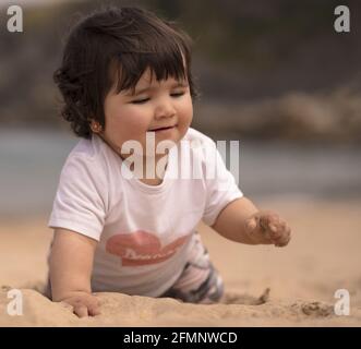 Joli Bebe Espagnol Sur Une Plage De Sable Photo Stock Alamy