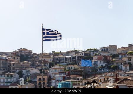 Drapeau grec agitant au coucher du soleil. Drapeau UE sur fond Banque D'Images
