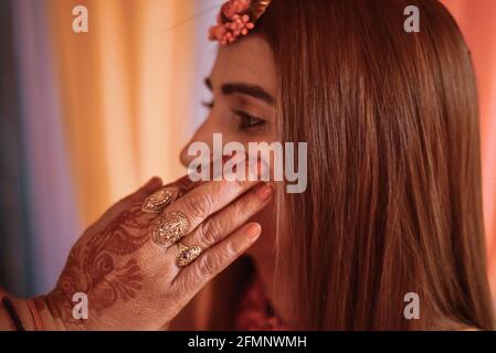 portrait de la belle mariée indienne avec de la pâte de haldi turmérique sur son visage. Banque D'Images