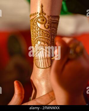 gros plan sur les jambes d'une superbe mariée indienne, appliquant hinna sur son mariage. Banque D'Images