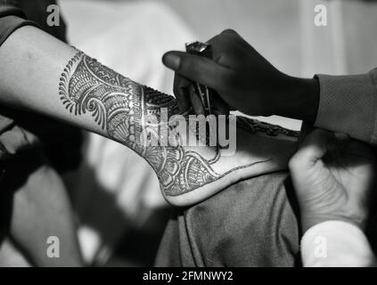 gros plan sur les jambes d'une superbe mariée indienne, appliquant hinna sur son mariage. Banque D'Images