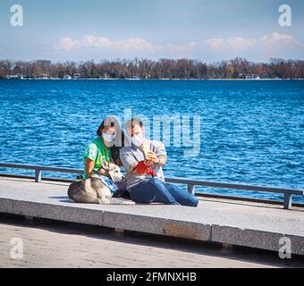 Couple heureux amoureux appréciant leur temps avec les animaux de compagnie dans la nature. Un couple heureux prenant un selfie avec son chien Banque D'Images