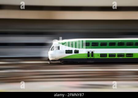 Trains au départ et à l'arrivée à Union Station à Toronto. Banque D'Images