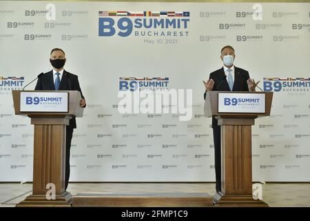 (210511) -- BUCAREST, le 11 mai 2021 (Xinhua) -- le président roumain, Klaus Iohannis (R), et le président polonais, Andrzej Duda, tiennent une conférence de presse après le Sommet virtuel du format neuf (B9) de Bucarest, en Roumanie, le 10 mai 2021. Le format du Sommet virtuel des neuf (B9) de Bucarest a pris fin lundi avec une déclaration commune, exprimant l'attente et le soutien des pays participants au prochain Sommet de l'OTAN pour prendre des décisions substantielles et futures visant à renforcer l'architecture de dissuasion et de défense de l'alliance. (Présidence roumaine/document via Xinhua) Banque D'Images