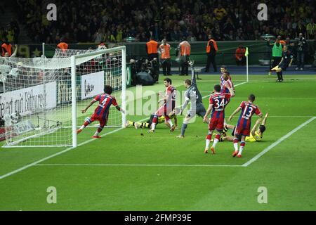 Allemagne. 17 mai 2014. Firo Fuvuball, football, 17 mai 2014 coupe DFB finale hommes BVB Borussia Dortmund - FC Bayern Mvºnchen 0: 2 tapis Hummels kv? pft l'objectif qui n'a pas été donné. Linesman en arrière Dante on line | usage dans le monde crédit: dpa/Alamy Live News Banque D'Images