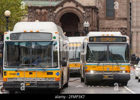 Trois bus MBTA à la gare routière de Copley Square en face de Trinity Church sur St James Ave à Boston, États-Unis Banque D'Images