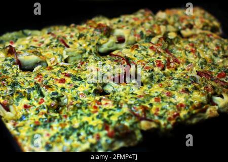 La nourriture est dans le four. Cuisine Banque D'Images