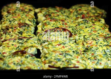 La nourriture est dans le four. Cuisine Banque D'Images