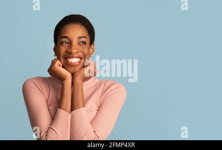 Portrait d'une femme afro-américaine heureuse surprise en contact avec le visage Excitation Banque D'Images
