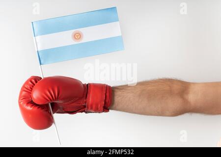 Gant de boxe avec drapeau argentin. Boxer détient le drapeau de l'Argentine . Arrière-plan blanc. Banque D'Images