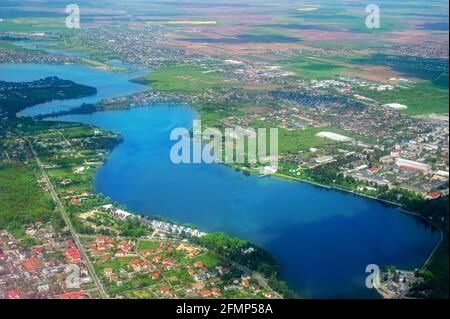 Vue aérienne sur le paysage d'une zone rurale et d'une rivière bleue à Bucarest, en Roumanie Banque D'Images