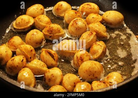 Boulettes frites sur une plaque. Cuisine Banque D'Images