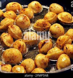 Boulettes frites sur une plaque. Cuisine Banque D'Images