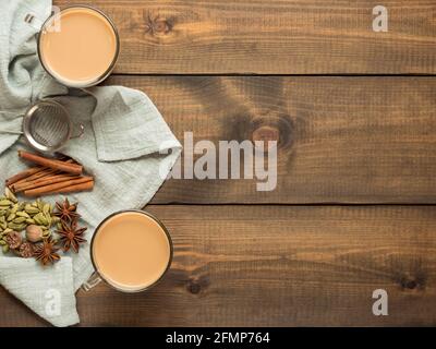 Deux tasses avec thé masala sur une table en bois avec épices. Vue de dessus. Copier l'espace. Banque D'Images