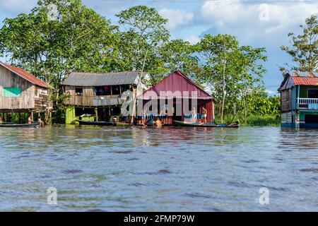 Belen est au bord de la ville d'Iquitos et abrite des maisons flottantes et des maisons sur pilotis, où la pauvreté est la règle Banque D'Images