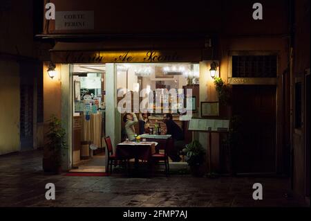 Un couple assis dans une osteria vénitienne typique, Venise, Vénétie, Italie, Europe Banque D'Images
