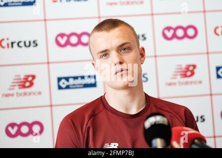 Standard Hugo Siquet photographié lors d'une conférence de presse de l'équipe belge de football Standard de Liège, mardi 11 mai 2021 à Liège, devant le troisième M. Banque D'Images