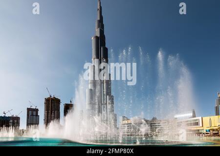 Dubaï, Émirats arabes Unis - 26 décembre -2020- vue sur Burj Khalifa le matin au bord de l'eau. Banque D'Images
