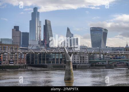 Bankside, Londres, Royaume-Uni. 11 mai 2021. Quelques piétons traversent la passerelle du millénaire au-dessus de la Tamise, sur fond de l'horizon en constante évolution de la ville de Londres lors d'une journée douce dans la capitale. Crédit : Malcolm Park/Alay Live News. Banque D'Images