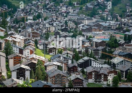ZERMATT, SUISSE - 20-06-2019: Horizon de la ville en été. Banque D'Images