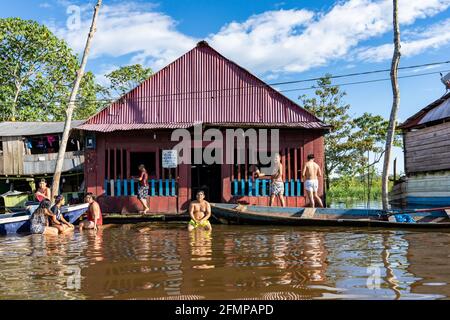 Belen est au bord de la ville d'Iquitos et abrite des maisons flottantes et des maisons sur pilotis, où la pauvreté est la règle Banque D'Images