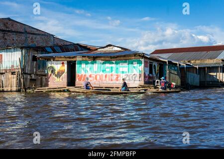 Belen est au bord de la ville d'Iquitos et abrite des maisons flottantes et des maisons sur pilotis, où la pauvreté est la règle Banque D'Images