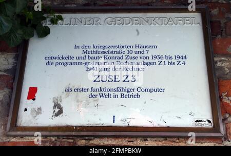 Berlin, Allemagne. 11 mai 2021. Une plaque commémorative pour le premier ordinateur au monde est suspendue sur les ruines d'un immeuble d'appartements situé à Metfesselstraße 7 à Berlin-Kreuzberg. Dans le salon de ses parents, Konrad Zuse a développé une machine à calculer qui gérerait automatiquement les calculs fastidieux des ingénieurs de la structure. C'était le précurseur du premier ordinateur numérique au monde. Ce premier ordinateur fonctionnel, le Z3, a été mis en service pour la première fois il y a exactement 80 ans - le 12 mai 1941. Credit: Wolfgang Kumm/dpa/Alay Live News Banque D'Images