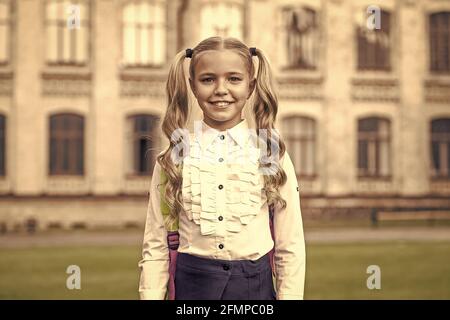 Soyez intelligent. Bonne fille à l'extérieur. Enfant fille de retour à l'école. Petite fille porte l'uniforme d'école. Fille d'école primaire avec de longs cheveux. Étude et éducation Banque D'Images