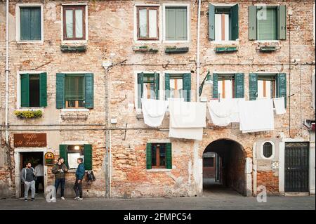 Café Al Fontego, un café-bar à Campo Santa Margherita, l'une des places les plus pittoresques de la ville située dans le quartier Dorsoduro, Venise, IT Banque D'Images