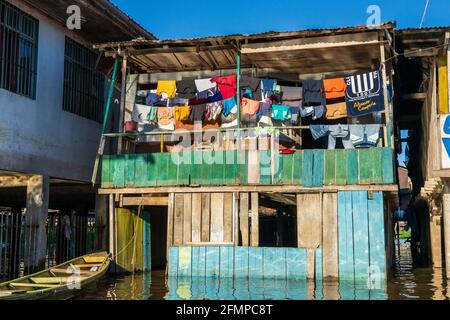 Belen est au bord de la ville d'Iquitos et abrite des maisons flottantes et des maisons sur pilotis, où la pauvreté est la règle Banque D'Images