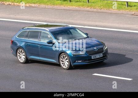 2017 (67) Blue Skoda superbe se L Executive TDI ; circulation automobile, véhicules en mouvement, voitures, conduite de véhicules sur les routes britanniques, moteurs, conduite sur l'autoroute M6 réseau routier britannique. Banque D'Images