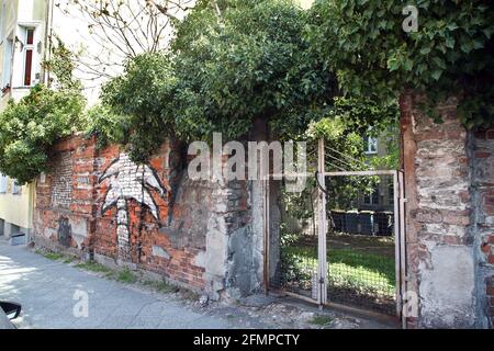 Berlin, Allemagne. 11 mai 2021. Une croissance sauvage s'est formée sur les ruines d'un immeuble d'appartements à Metfesselstraße 7 à Berlin-Kreuzberg, où le premier ordinateur fonctionnel au monde a été inventé. Dans le salon de ses parents, Konrad Zuse a développé une machine à calculer qui ferait automatiquement les calculs fastidieux des ingénieurs de la structure. C'était le précurseur du premier ordinateur numérique au monde. Ce premier ordinateur fonctionnel, le Z3, a été mis en service pour la première fois il y a exactement 80 ans - le 12 mai 1941. Credit: Wolfgang Kumm/dpa/Alay Live News Banque D'Images