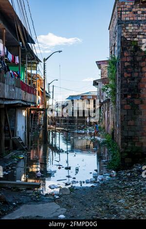 Belen est au bord de la ville d'Iquitos et abrite des maisons flottantes et des maisons sur pilotis, où la pauvreté est la règle Banque D'Images