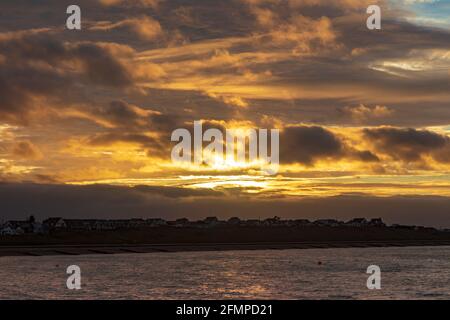 Coucher de soleil spectaculaire sur le village de Stud Hill et Seasalter sur la côte Kent de l'estuaire de la Tamise, vue de Hampton, Herne Bay, Kent, Royaume-Uni Banque D'Images