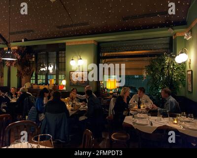 Intérieur du restaurant Damm atra situé à Milan, pendant une soirée de travail typique tandis que les clients mangent et boivent aux tables, Milan, Italie, L Banque D'Images