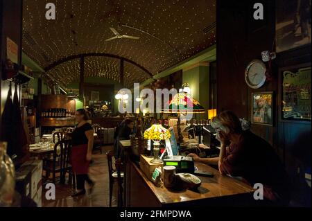 Intérieur du restaurant Damm atra situé à Milan, pendant une soirée de travail typique tandis que les clients mangent et boivent aux tables, Milan, Italie, L Banque D'Images