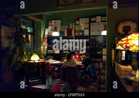Intérieur du restaurant Damm atra situé à Milan, pendant une soirée de travail typique tandis que les clients mangent et boivent aux tables, Milan, Italie, L Banque D'Images