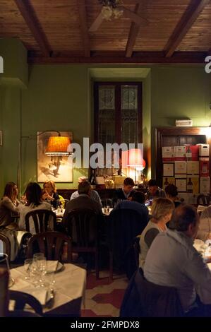 Intérieur du restaurant Damm atra situé à Milan, pendant une soirée de travail typique tandis que les clients mangent et boivent aux tables, Milan, Italie, L Banque D'Images