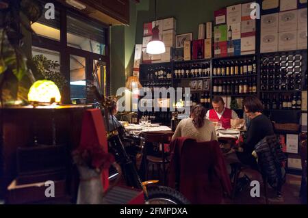 Intérieur du restaurant Damm atra situé à Milan, pendant une soirée de travail typique tandis que les clients mangent et boivent aux tables, Milan, Italie, L Banque D'Images