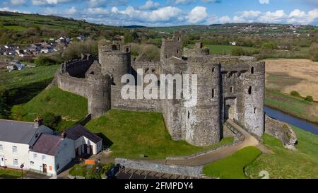 Vue aérienne du château de Kidwelly, dans le Carmarthenshire Banque D'Images