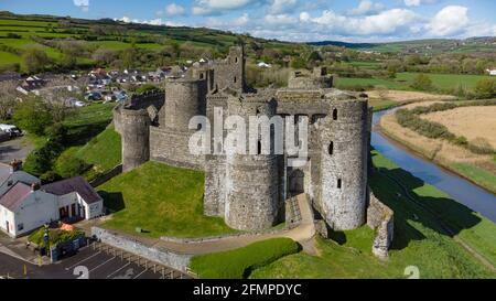 Vue aérienne du château de Kidwelly, dans le Carmarthenshire Banque D'Images